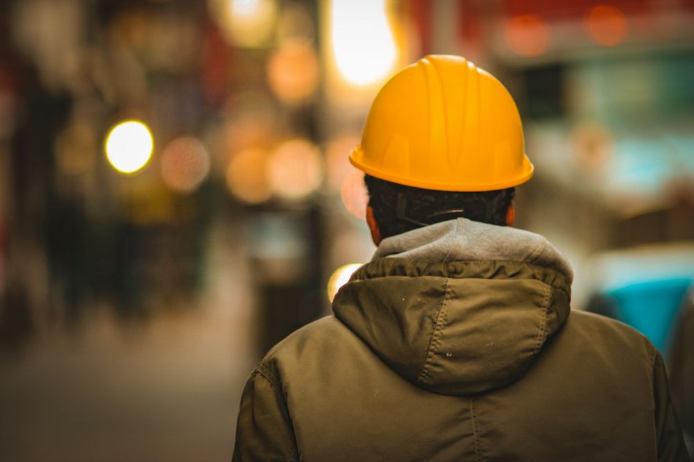 Trabajador con casco de seguridad